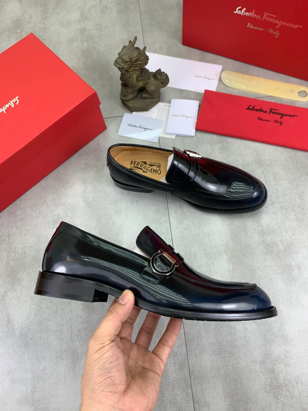 Men's Men's Shoes 💰P562💰[New Style] Water-dyed Niuli 🆘[Salvatore Ferragamo] Ferragamo's latest casual business leather shoes for men! Listed simultaneously! The fabric is made of specially imported original open-edge beaded calfskin, and the interior is made of imported water-dyed cowhide. It is absolutely luxurious and leads the fashion trend. Matching code: 38-44 (45 and 46 can be customized) Black, brown and burgundy colors available
